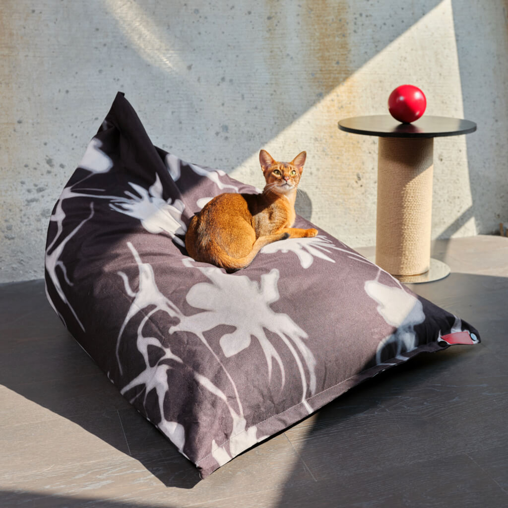 Minimalist decor with the Mid-Century Modern Cat Scratching Post and Side Table and a red sphere on top.