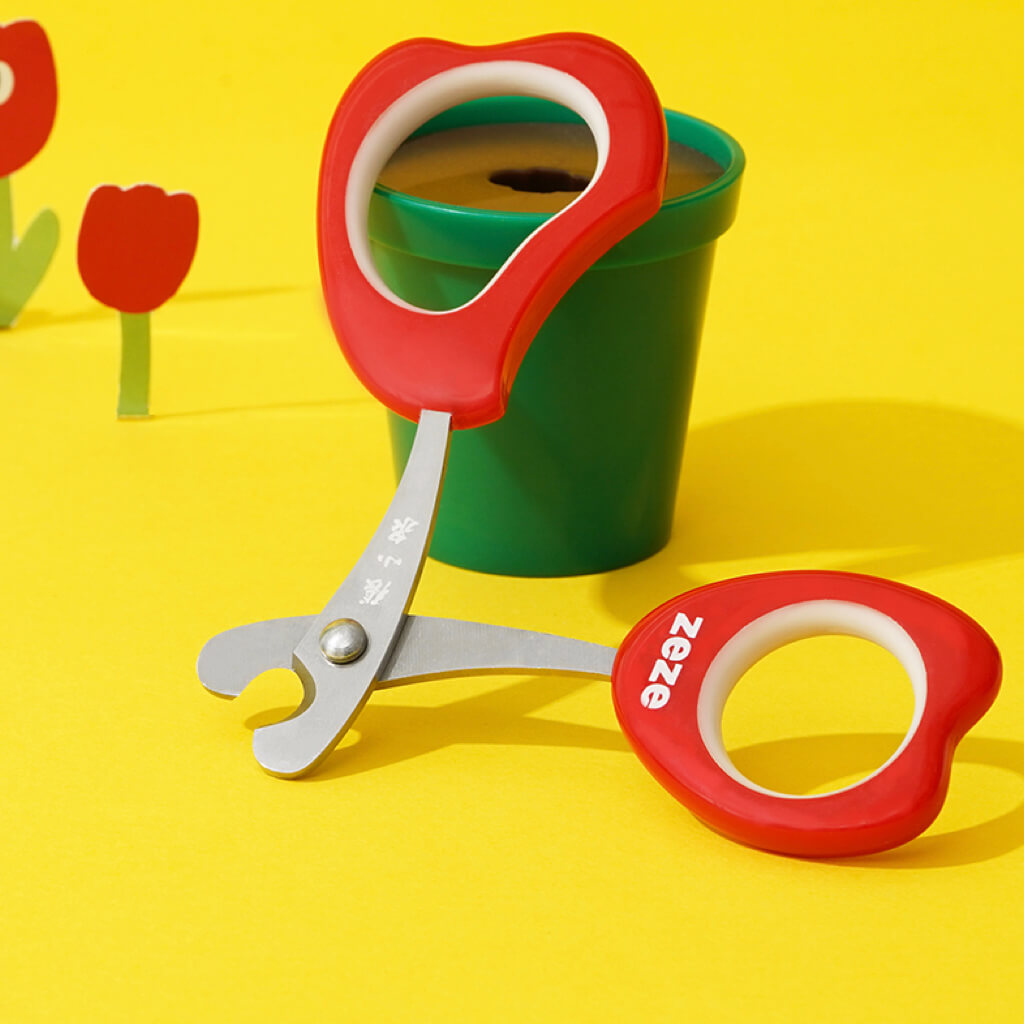 Close-up of ZEZE Tulip-Shaped Pet Nail Clippers, featuring ergonomic red handles and sharp stainless steel blades.