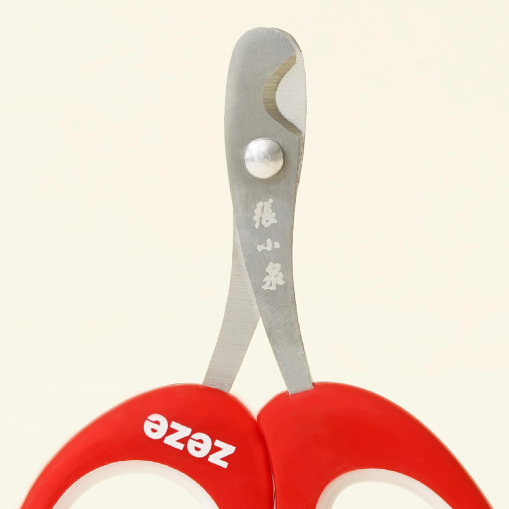 ZEZE Tulip-Shaped Pet Nail Clipper in a cute gardening-themed setting, ideal for stylish and fun grooming.